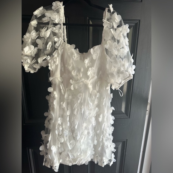 Dresses & Skirts - White boutique flower dress
